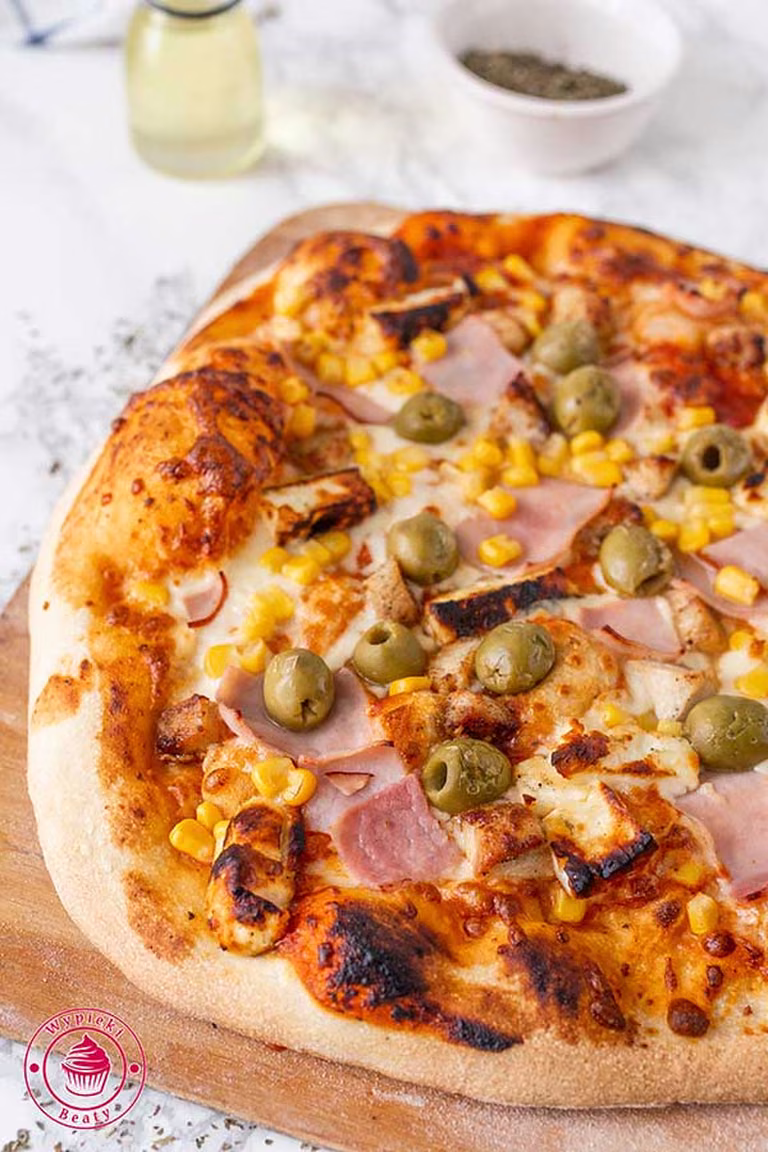 Ciasto na pizzę i sos pomidorowy