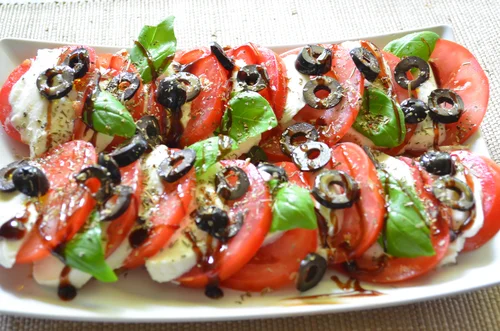 Caprese z oliwkami i bazylią