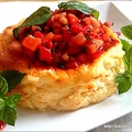 Pieczona ricotta z pikantą salsą truskawkową.