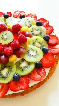 Tarta z owocami i serkiem