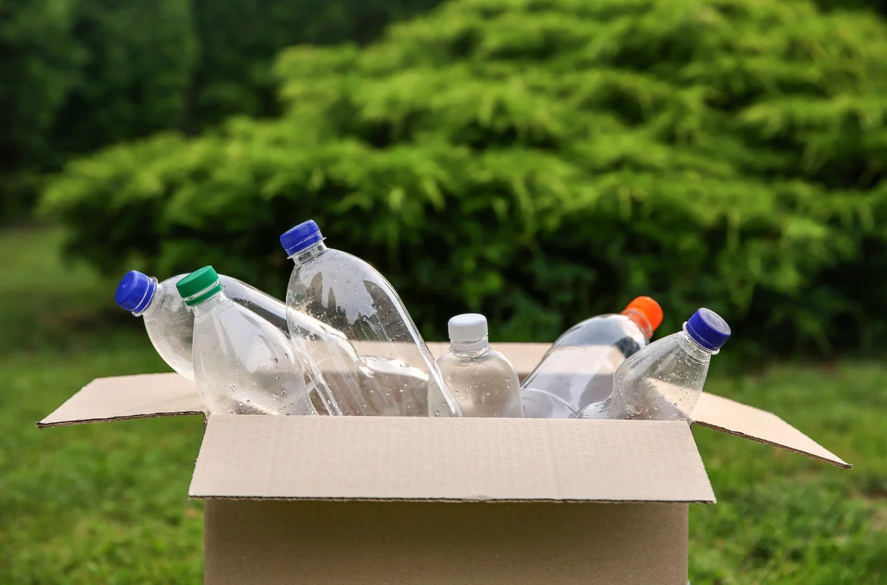 Nie musisz już wozić butelek z kaucją do sklepu! Kurier odbierze je spod Twoich drzwi