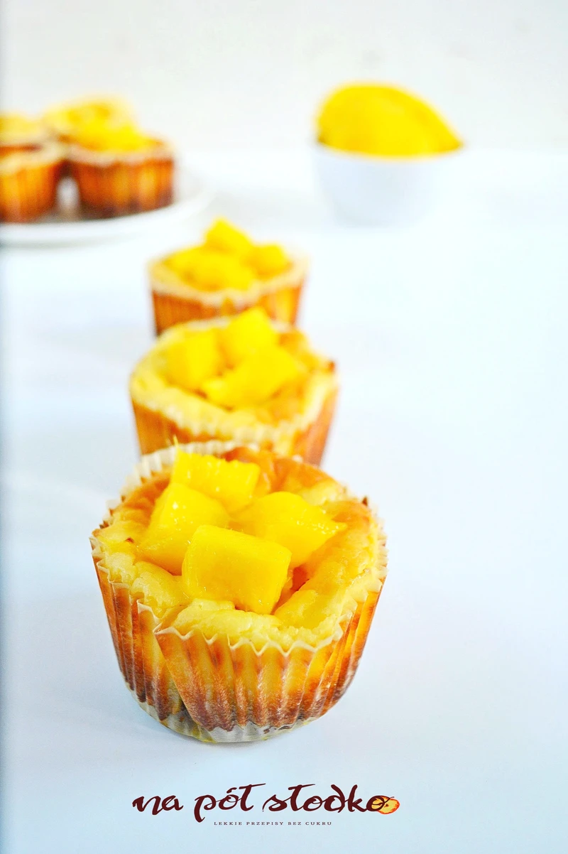 Serniczki z mango na razowym spodzie bez cukru