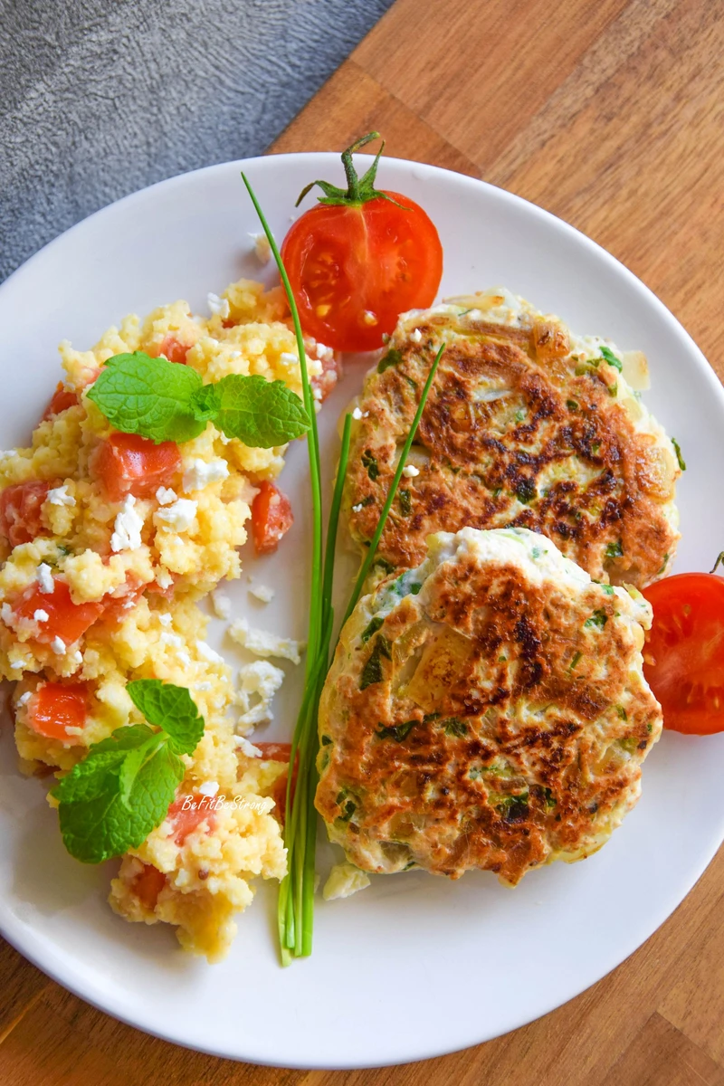 Burgery z indyka i cukinii z sałatką z kaszy jaglanej