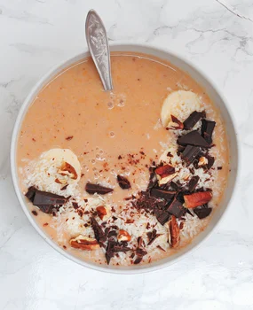 Batatowe smoothie bowl z orzechami pekan