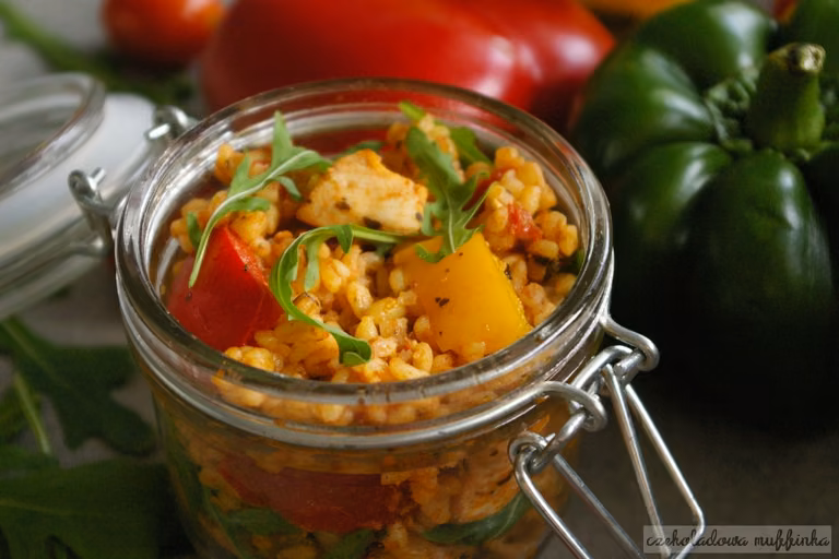 Sałatka z kaszą bulgur i kurczakiem