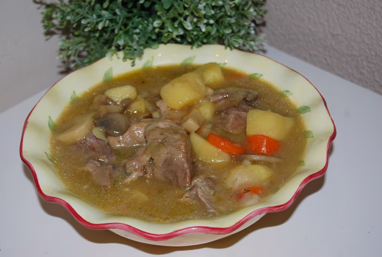 Mięsny kociołek z pieczarkami