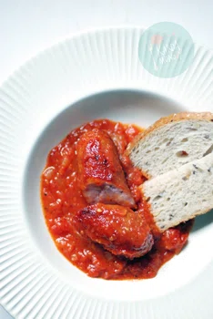 Kiełbasa pieczona w sosie pomidorowym