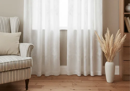 Zasłony w małym pokoju – jakie kolory i wzory optycznie powiększą przestrzeń?