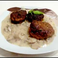 Kotlety mielone z sosem pieczarkowym