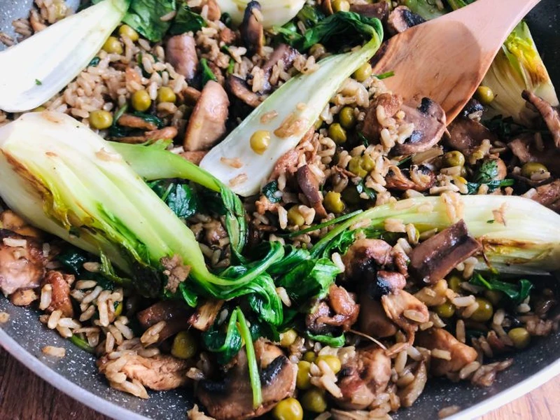 Smażony ryż z kurczakiem, pieczarkami i kapustą bok choy