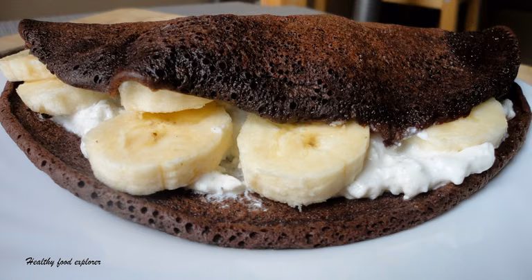 Czekoladowy omlet z twarożkiem i bananem