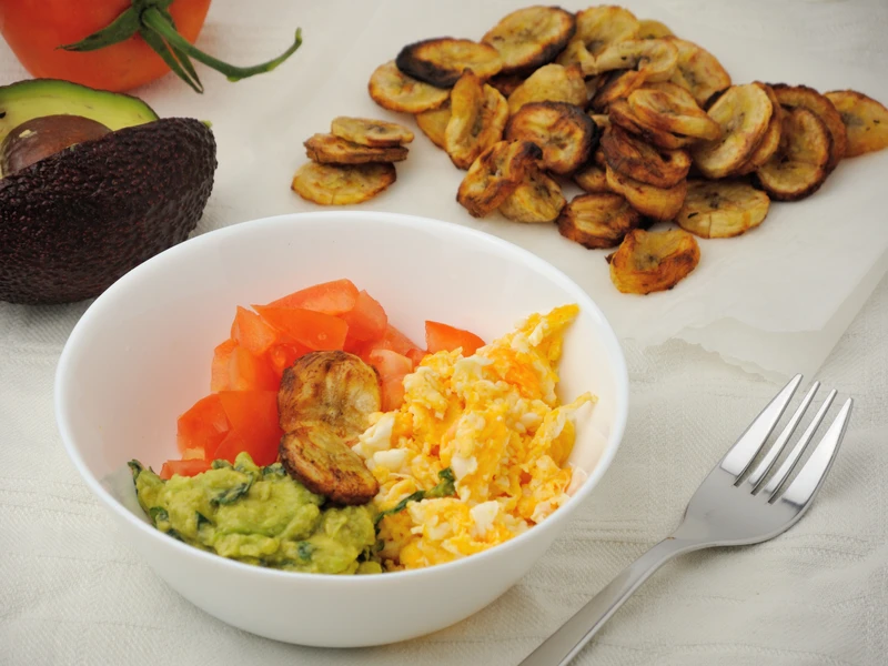 Bananowe Chipsy i Jajecznica z Guacamole