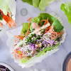 Spring rolls z kapusty pekińskiej z "makaronem" z marchewki i prostym sosem orzechowym