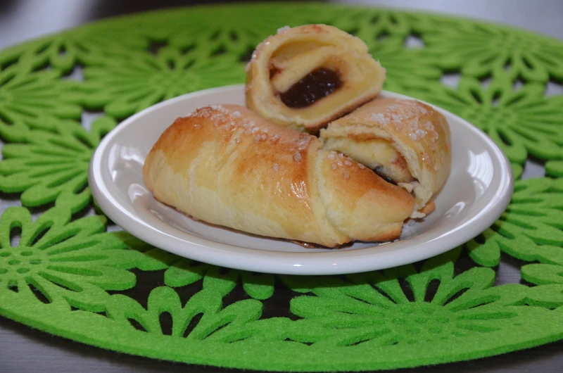 Maślane drożdżowe rogaliki z marmoladą albo nutellą (wyrabiane mikserem)