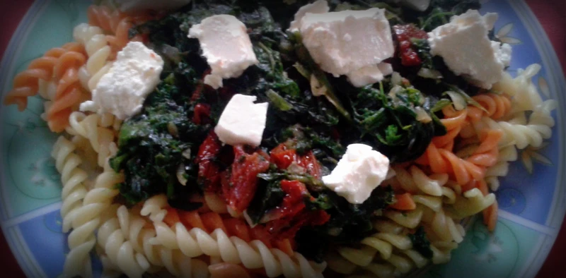 Makaron ze szpinakiem, suszonymi pomidorami i serem feta