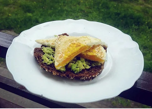 tost z awokado i jajem
