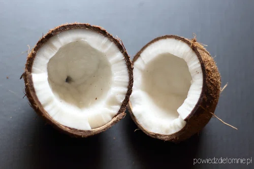 Co zrobić z kokosem? Szybkie domowe mleko kokosowe i wiórki