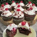 Kakaowe muffinki nadziewane malinami z kremem