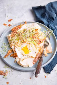 Śniadaniowa tortilla z chrzanowym serkiem, jajkiem, bekonem i kiełkami koniczyny