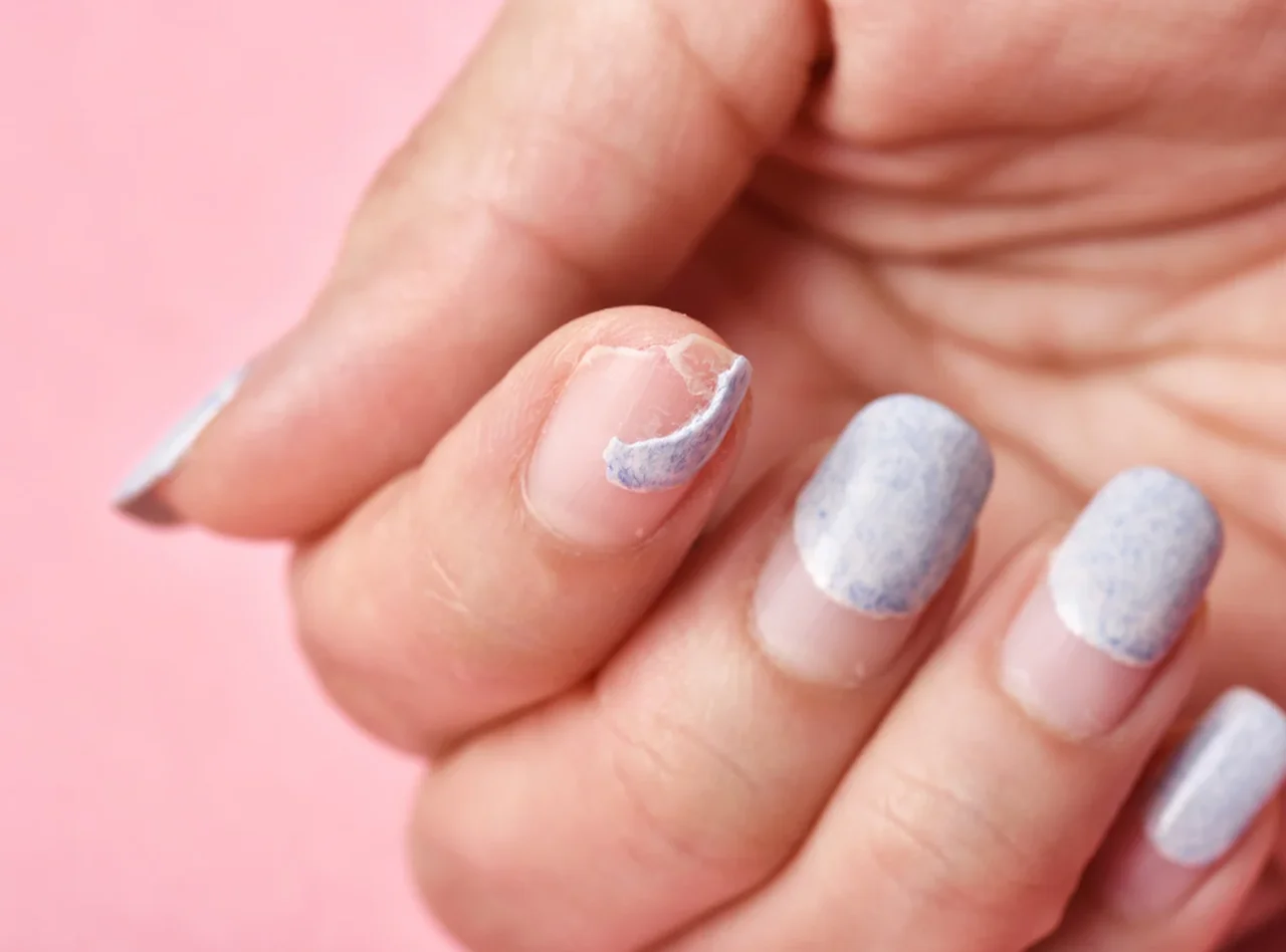 Manicure hybrydowy: Sekret pięknych paznokci czy pułapka? Dermatolodzy ostrzegają!