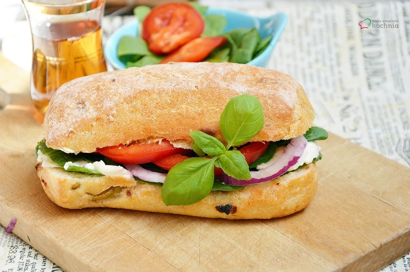 Warstwowa ciabatta z warzywami