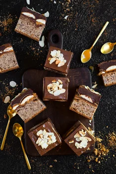 Ciasto bananowa kostka z karmelem i kremem czekoladowym