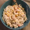 Sałatka z makaronu ryżowego i paluszków surimi