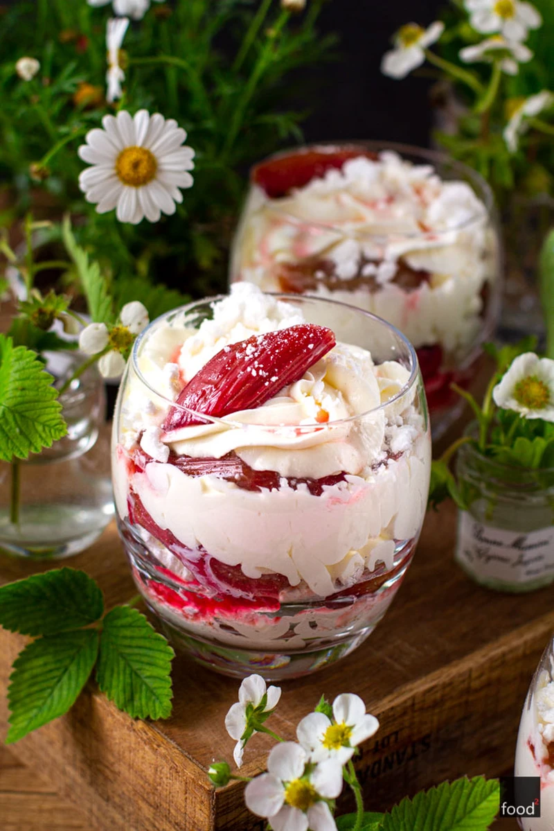 Eton mess z pieczonym rabarbarem