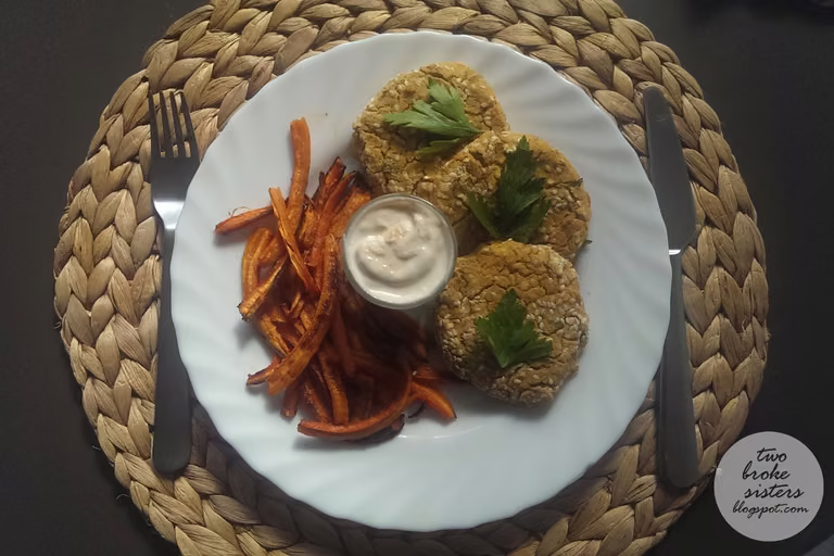 Wegeburgery z ciecierzycy i frytki z marchewki