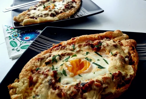 Ciasto francuskie zapiekane z jajem i bardzo aromatyczny farszem