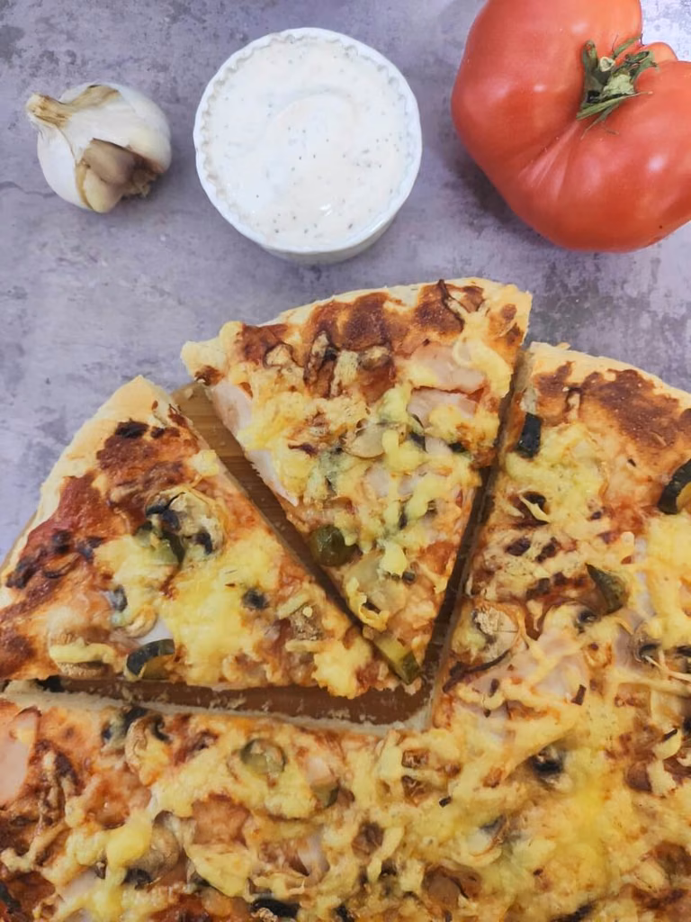 Prosta domowa pizza i szybki sos czosnkowo-ziołowy