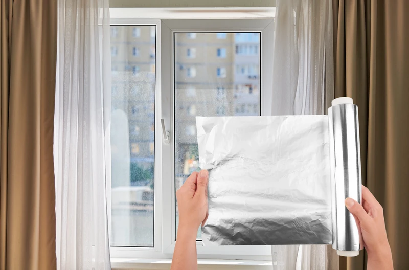 Coraz więcej osób okleja okna folią aluminiową! Szokująco skuteczny trik na UPAŁY!
