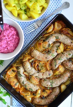 Kiełbasa pieczona z cebulą w pysznym sosie