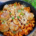 Patelnia Gondoliera - pulpety z makaronem w sosie pomidorowym