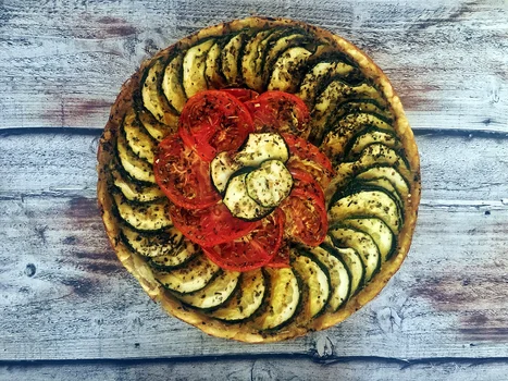 Tarta z cukinią i pomidorami (bez masła)