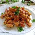 Makaron z sosem pomidorowym, kurczakiem i gorgonzolą