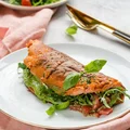 Puszysty omlet pomidorowy z pesto z liści rzodkiewki