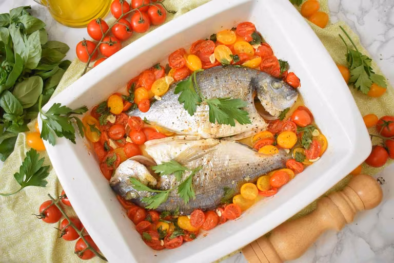 Dorada all'acqua pazza - ryba pieczona w białym winie z pomidorkami