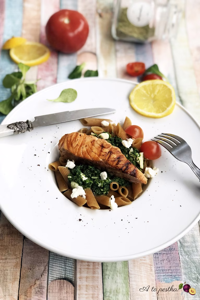 Grillowany łosoś ze szpinakiem i serem feta