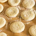 Twoje pączki robią się gumowate? Popełniasz ten błąd podczas wyrabiania ciasta!