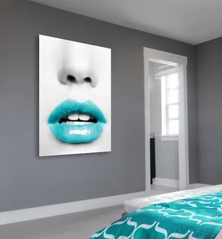 Plakat z turkusowymi ustami do sypialni.