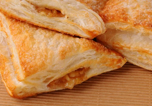 Zawiń w ciasto francuskie i posyp dodatkami! Prosty deser w 20 minut oczaruje Twoich gości