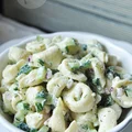 Sałatka z tortellini i ogórkiem