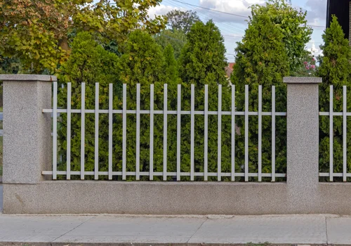 Koniec z takimi ogrodzeniami! Od września 2026 właściciele nieruchomości takich płotów już nie postawią