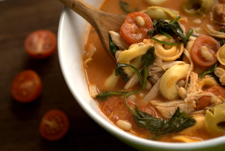Zupa z tortellini i szpiankiem