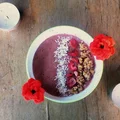 Bananowo-malinowe smoothie bowl
