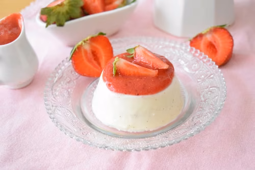 Waniliowa panna cotta z musem truskawkowym