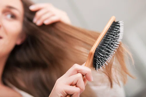 Jak poradzić sobie z przetłuszczonymi włosami po nałożeniu odżywki?