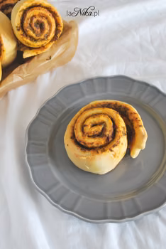 Drożdżowe ślimaczki z pesto z jarmużu i suszonych pomidorów