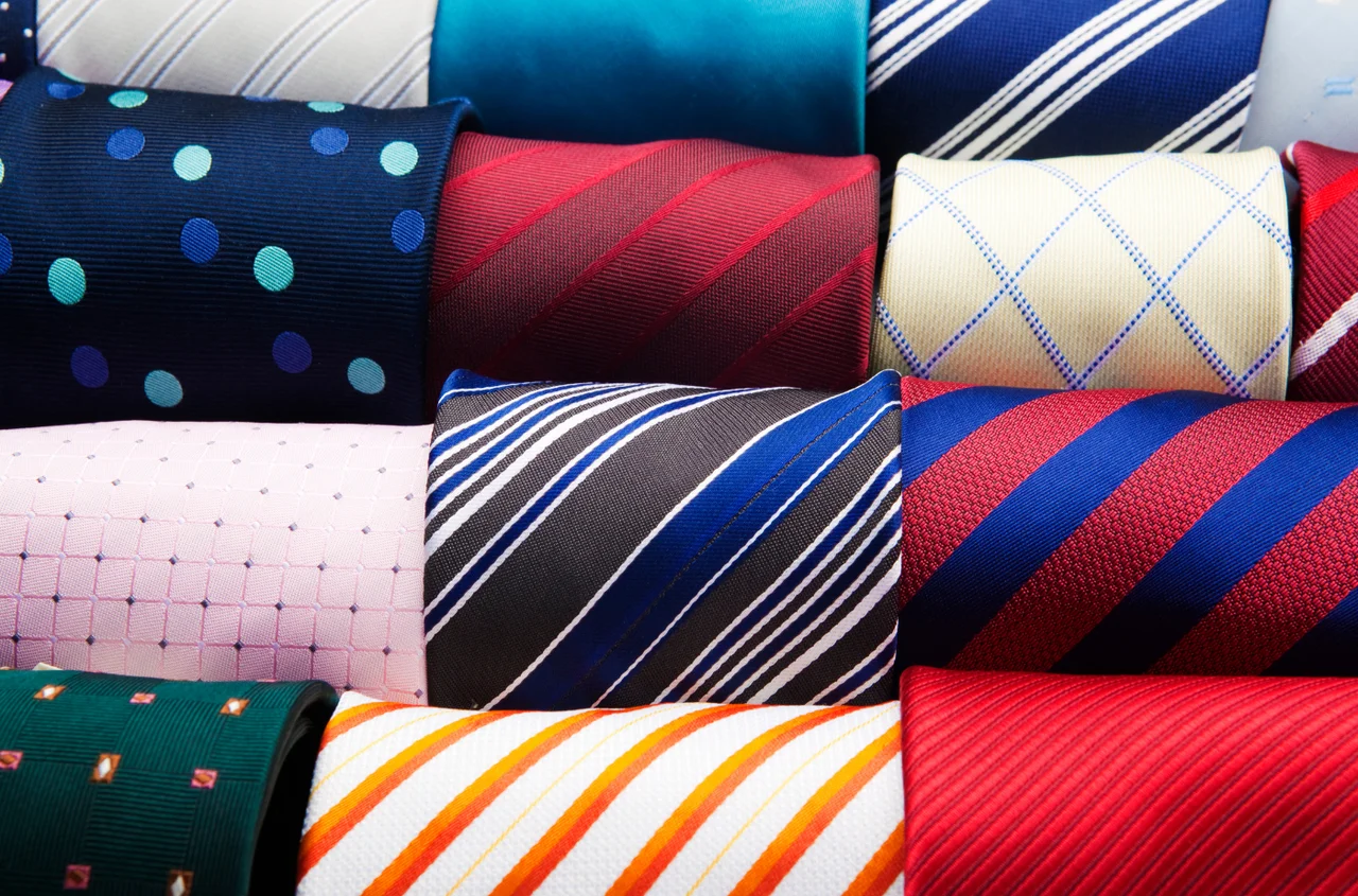 Światowy Dzień Krawata: Jak Ten Niepozorny Element Mody Stał Się Symbolem Profesjonalizmu